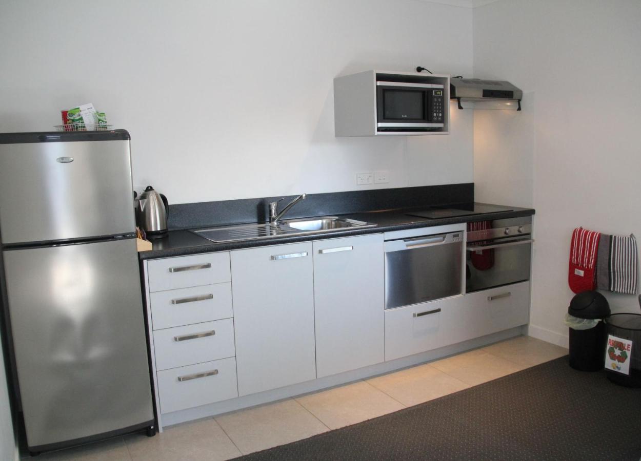 Pukekura Motor Lodge New Plymouth Eksteriør bilde A kitchen in a student apartment